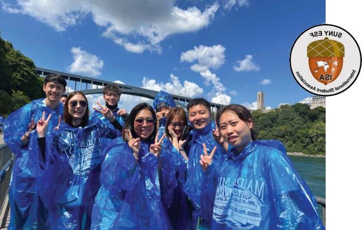 养 ISA的标志和一张学生们穿着雨披在河边和桥边旅行的照片.